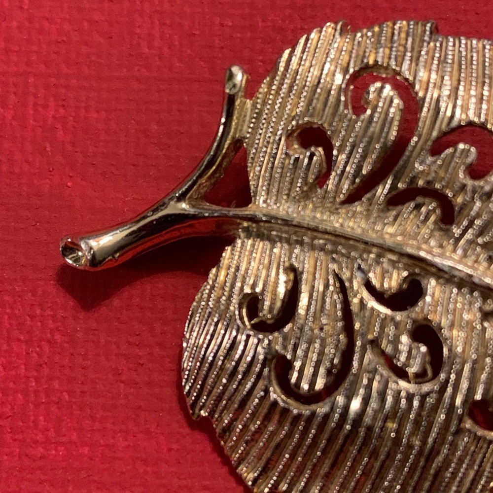 Vintage leaf brooch gold tone